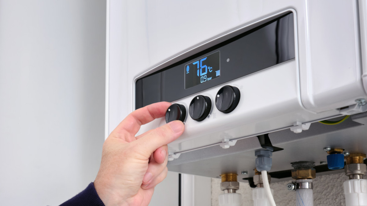 Installateur stelt de CV-ketel in na aansluiting