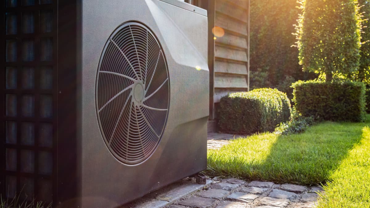 De buitenunit van een propaan warmtepomp
