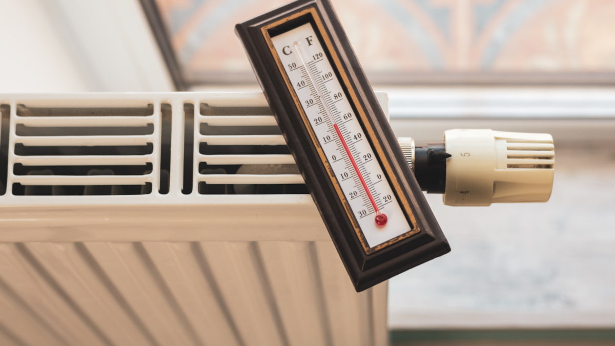 Radiatoren met een thermometer die op een lage temperatuur van 17 graden staat