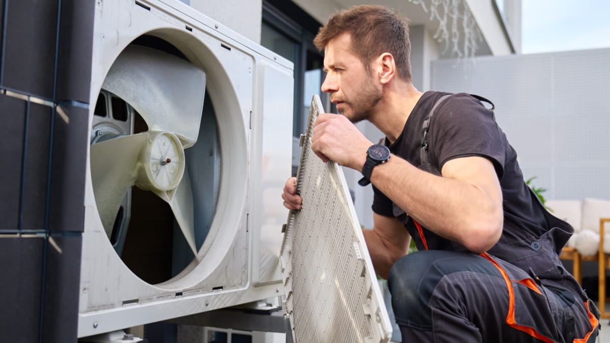 Installateur plaatst een warmtepomp in Groningen