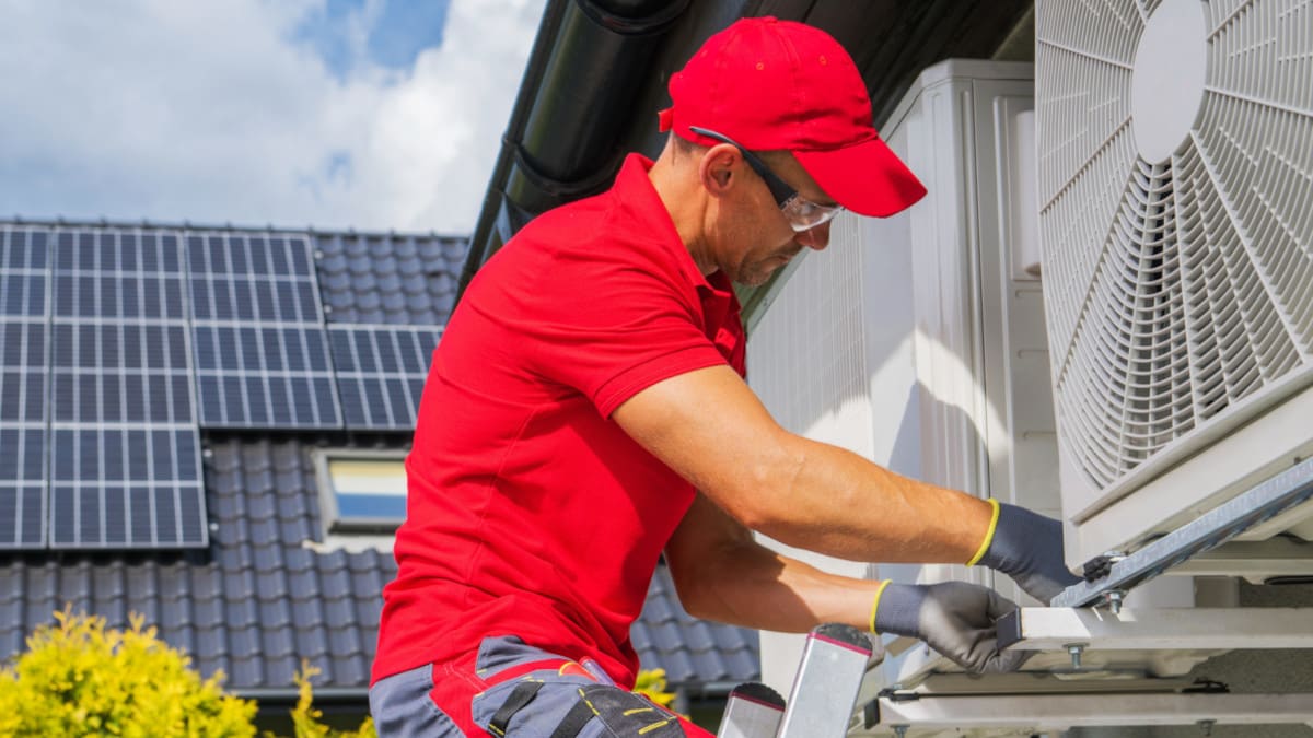 Installateur plaatst een warmtepomp in Noord-Brabant