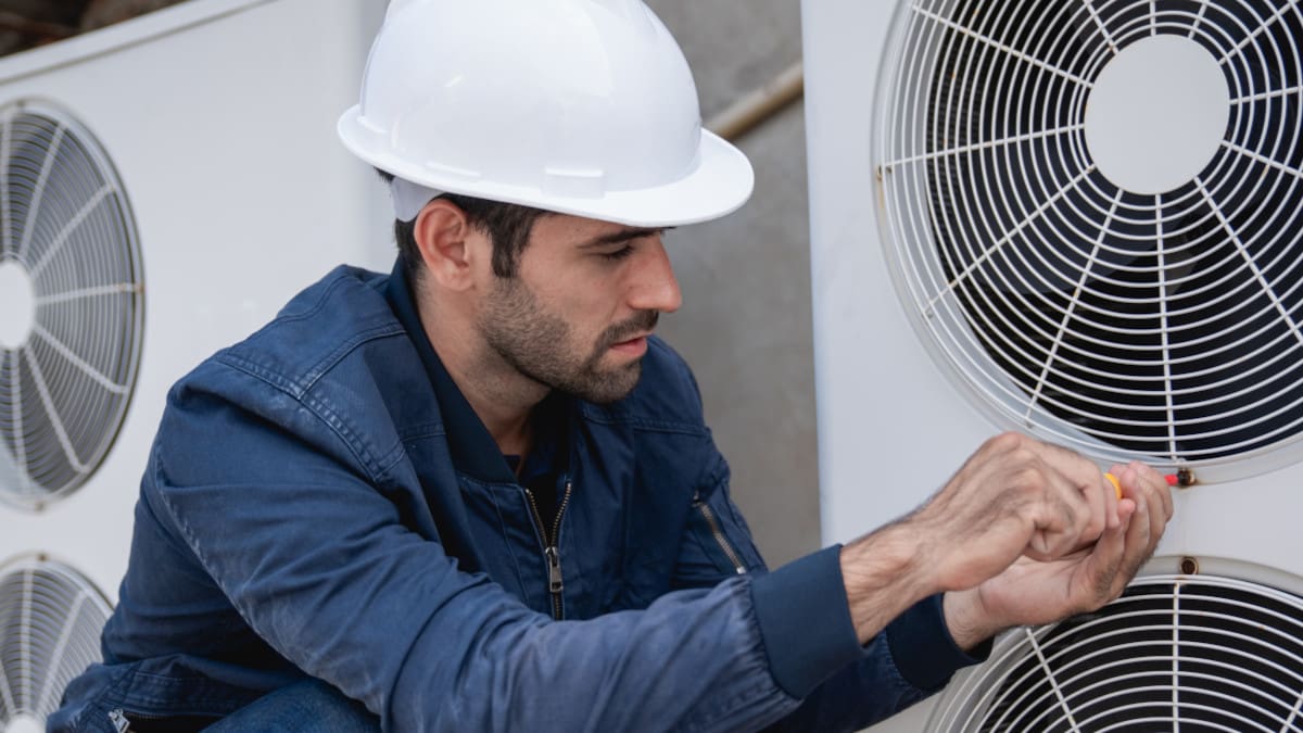 Installateur plaatst warmtepomp in Noord-Holland