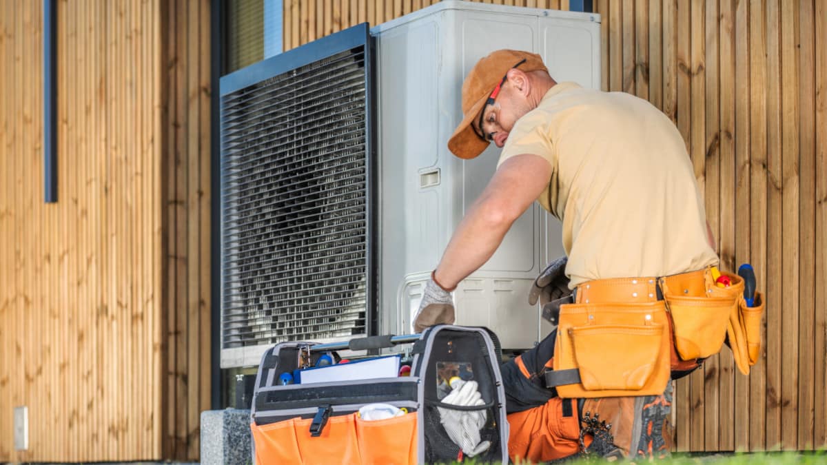 Installateur bij een warmtepomp in Zuid-Holland